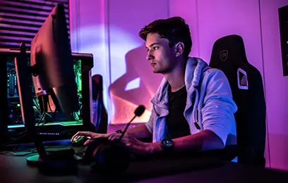 gamer μπροστά από PC