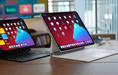 Δύο tablets με πληκτρολόγιο πάνω σε γραφείο σε εσωτερικό χώρο