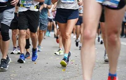 Κοντινό πλάνο από αθλητές τρέχουν ημιμαραθώνιο