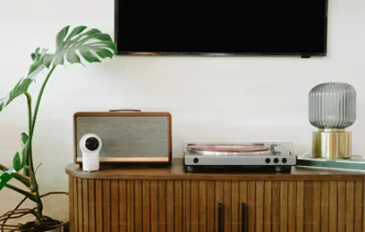 έξυπνη κάμερα και πικάπ σε έπιπλο τηλεόρασης