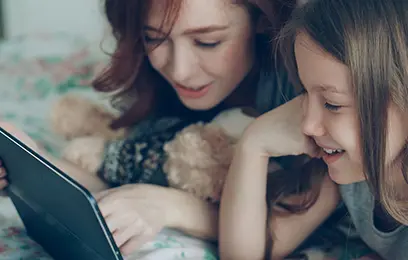 νέες γυναίκες κρατούν tablet