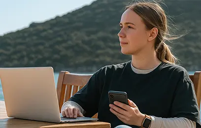 νεαρή κοπέλα με laptop και κινητό