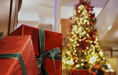 χριστουγεννιάτικα δώρα κάτω από το έλατο
