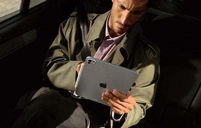 νέος άνδρας με ipad pro M5