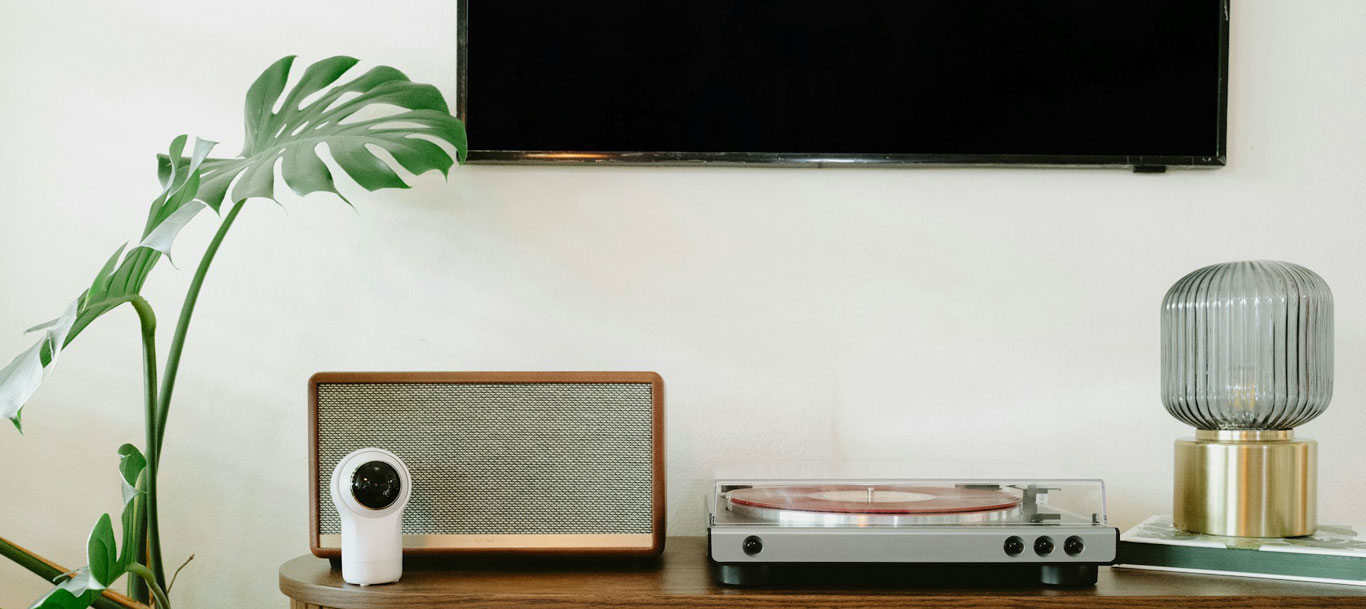 έξυπνη κάμερα και πικάπ σε έπιπλο τηλεόρασης