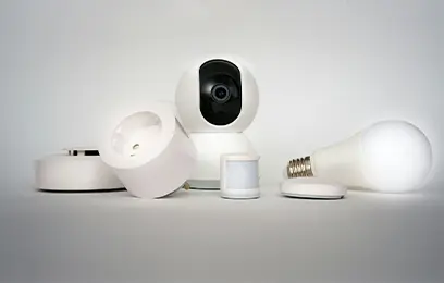 λευκή smart κάμερα και πρίζα