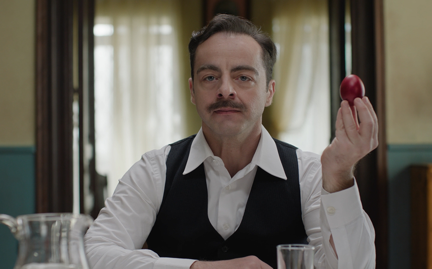 Ο Στεφανής στην τραπεζαρία και κρατάει ένα κόκκινο πασχαλινό αυγό  