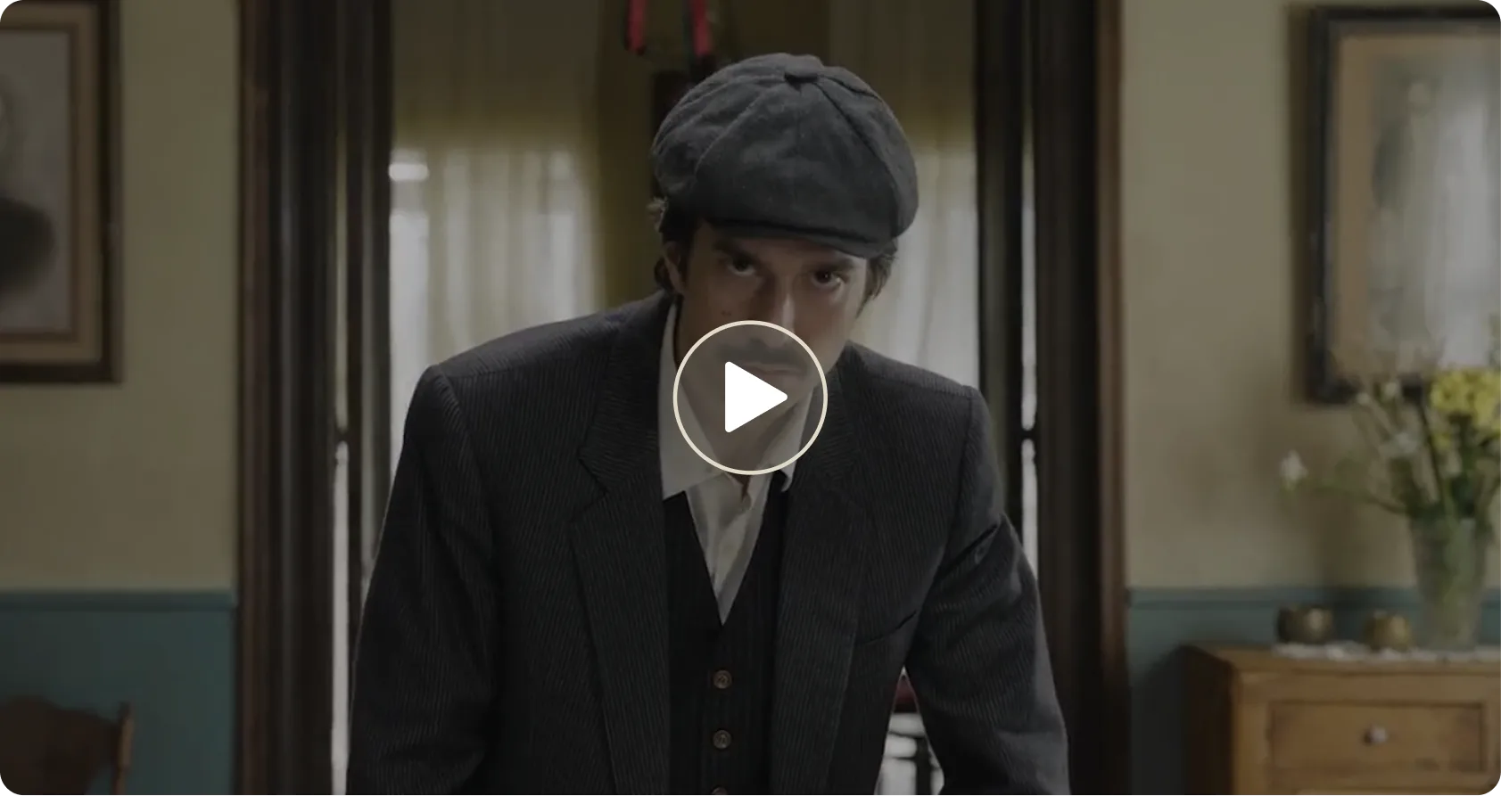 Ο Προκόπης κοιτάζει πολύ σοβαρός την κάμερα. Πάτα play για να δεις το video 