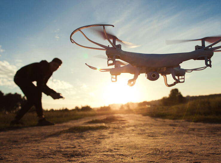 Άντρας χρησιμοποιεί drone με 20% Payzy επιστροφή