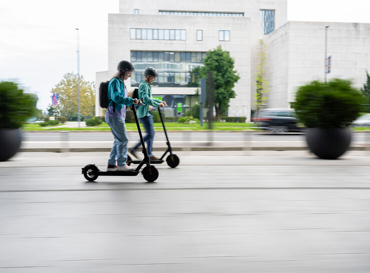 Φίλοι χρησιμοποιούν scooters με 20% Payzy επιστροφή