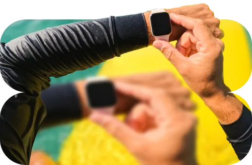 Άνδρας με αθλητικά ρούχα κοιτάζει το APPLE Watch του.  