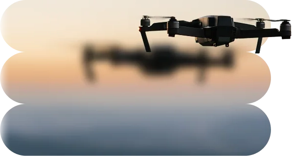 Drone πετάει με φόντο ουρανό και θάλασσα.  