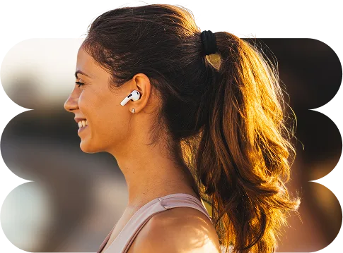 Κοπέλα με αθλητικά ρούχα και earbuds κάνει προπόνηση.  