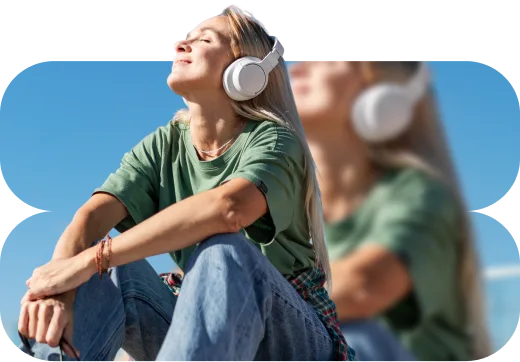 Κοπέλα με casuasl ρούχα και headphones ακούει μουσική.  