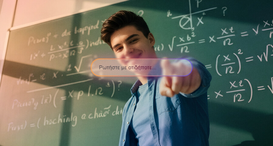 Χαμογελαστός μαθητής μπροστά σε πίνακα με μαθηματικές εξισώσεις, δείχνει προς την κάμερα. Μπροστά του, ένα κουμπί αναγράφει «Ρώτησε οτιδήποτε».