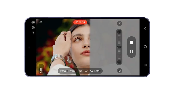 Απεικόνιση κινητού σε λειτουργία βίντεο όπου ο χρήστης τραβάει μία  κοπέλα με zoom 