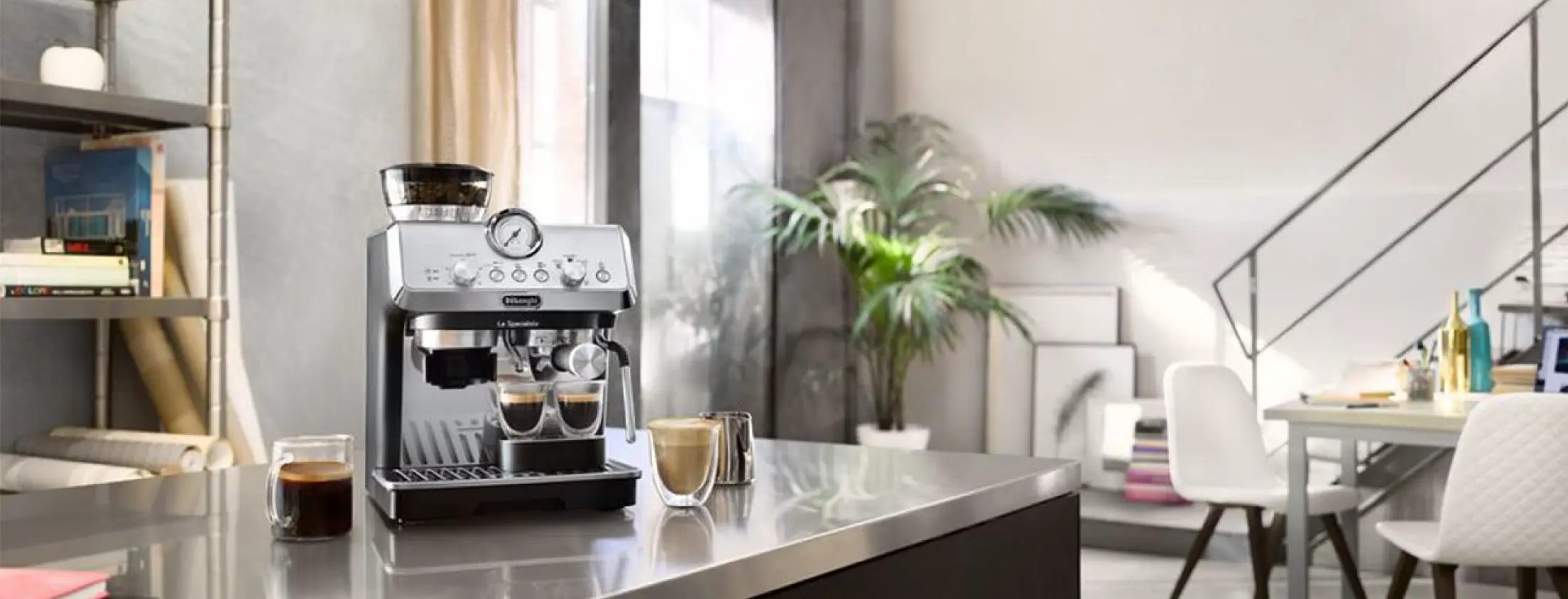 Χειροκίνητη καφετιέρα espresso και φλιτζάνια καφέ
