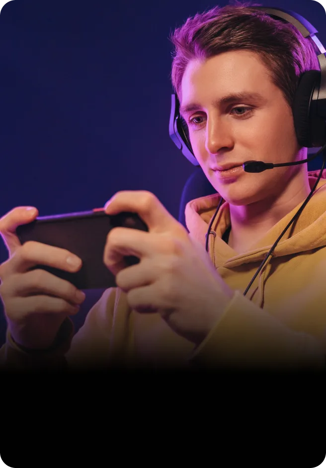 The Gamer: Άνδρας παίζει βιντεοπαιχνίδια στο κινητό του.
