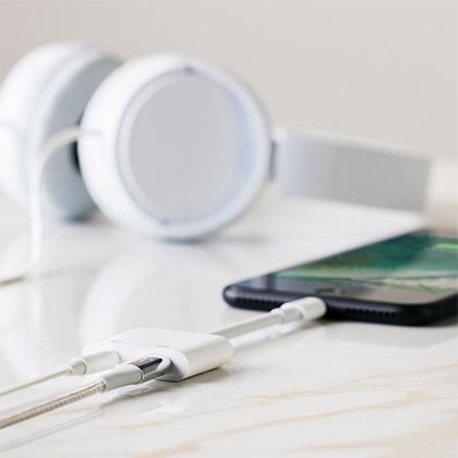 BELKIN Adaptor 3.5mm Audio+ Charger Rockstar leyko